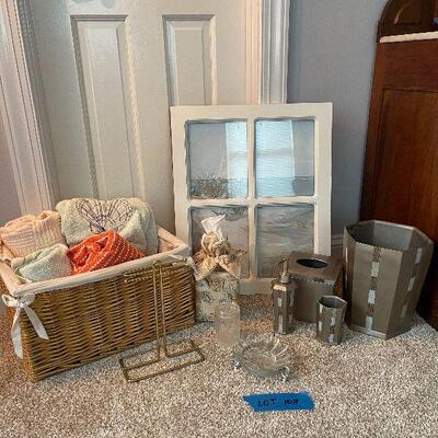 Lot 107 - Bathroom Items and Decor