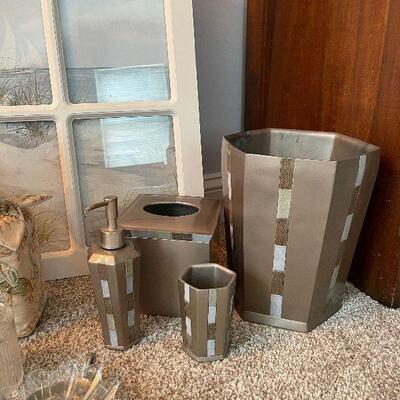 Lot 107 - Bathroom Items and Decor