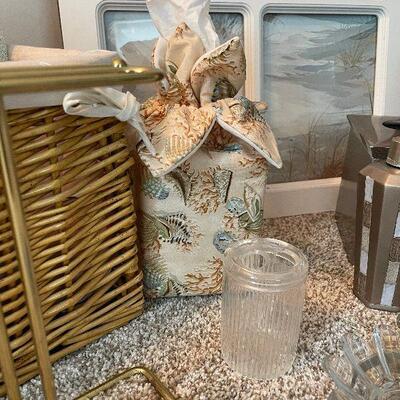 Lot 107 - Bathroom Items and Decor