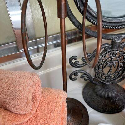 Lot 115 - Bathroom Items and Decor