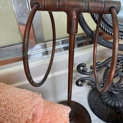 Lot 115 - Bathroom Items and Decor