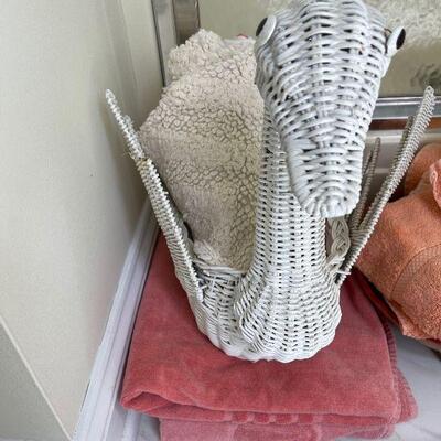 Lot 115 - Bathroom Items and Decor