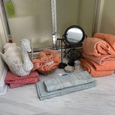 Lot 115 - Bathroom Items and Decor