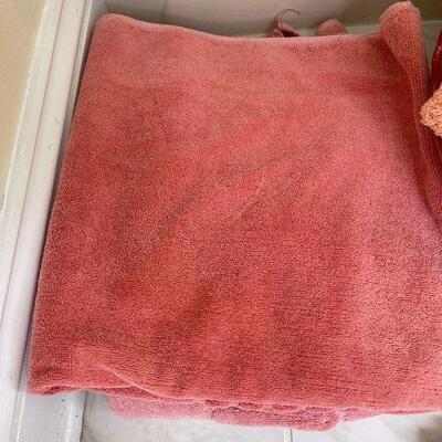 Lot 115 - Bathroom Items and Decor