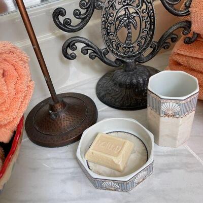 Lot 115 - Bathroom Items and Decor