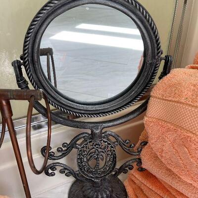 Lot 115 - Bathroom Items and Decor
