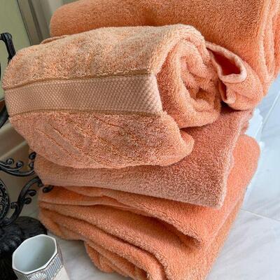 Lot 115 - Bathroom Items and Decor