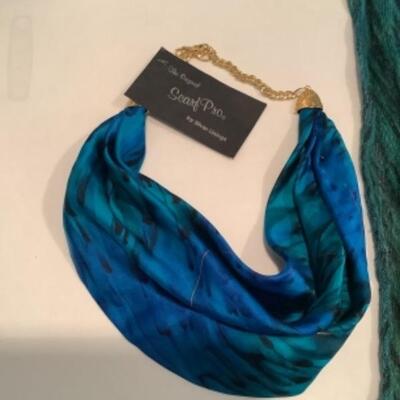 U - 1281 Ladies Clothing Lot - Scarves 