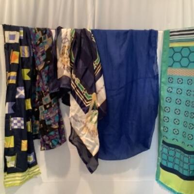 U - 1281 Ladies Clothing Lot - Scarves 