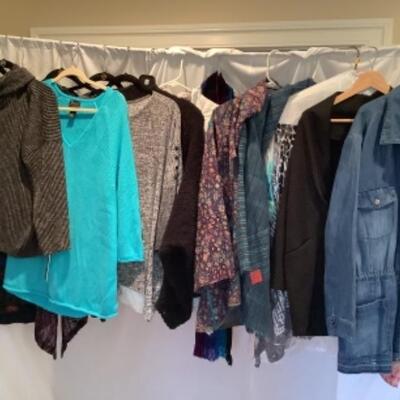 U - 1211 Ladies Clothing Lot - Miscellaneous Sizes / Brands 