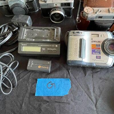 Lot 121 - Vintage Cameras