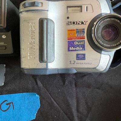 Lot 121 - Vintage Cameras