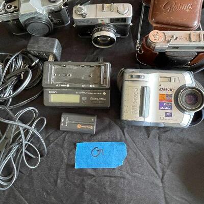 Lot 121 - Vintage Cameras
