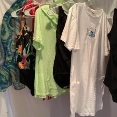 T - 1216 Ladies Clothing Lot - Bathing Suits & Cover Ups Size 18/20 