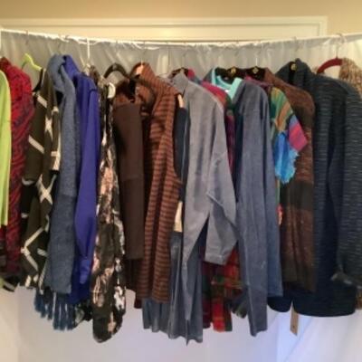 U - 1217 Ladies Clothing Lot - MISCELLANEOUS Sizes & Brands 