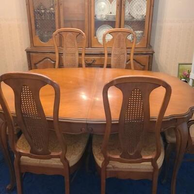 Lot 197: Vintage Dining Room Table and Chairs 