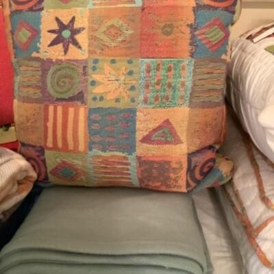 U/B - 1233 Landsâ€™ End King Size Fleece Blanket & 2 Designer Style Pillows 