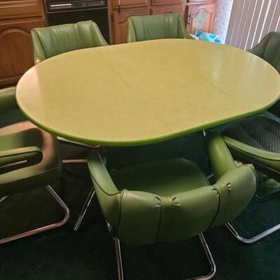 Lot 1: MCM Howell Dinette Set (Table & 6 Chairs)
