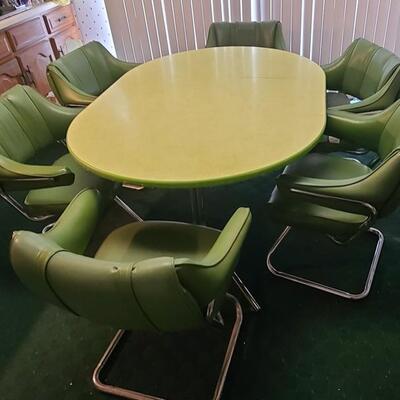 Lot 1: MCM Howell Dinette Set (Table & 6 Chairs)