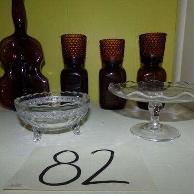 LOT 82  VINTAGE GLASS INCLUDING VIOLIN BOTTLE
