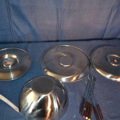 LOT 7 serving trays and bowl