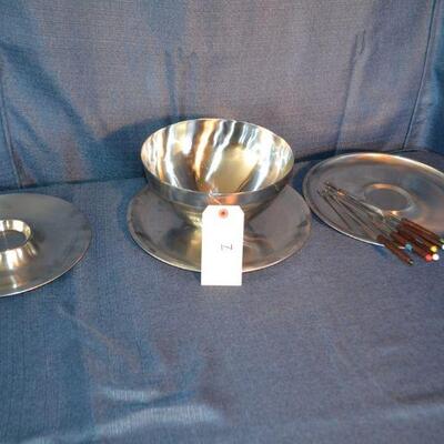 LOT 7 serving trays and bowl