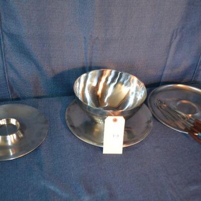 LOT 7 serving trays and bowl