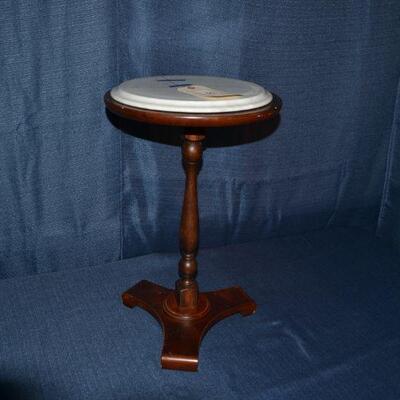 LOT 83 Side table with white marble top