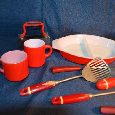LOT 110 vintage bowls and cooking tools