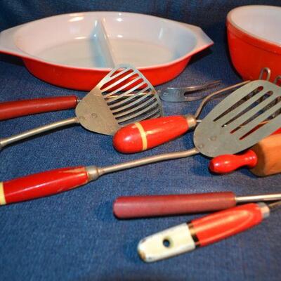 LOT 110 vintage bowls and cooking tools