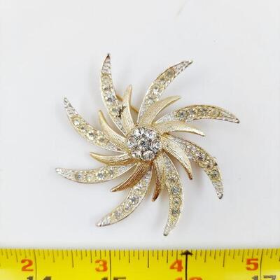 VINTAGE FAUX GOLD TONED JEWELED BROOCH 