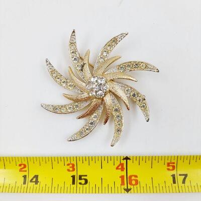 VINTAGE FAUX GOLD TONED JEWELED BROOCH 
