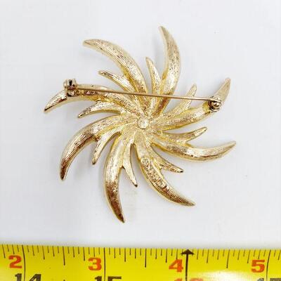 VINTAGE FAUX GOLD TONED JEWELED BROOCH 
