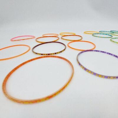 VINTAGE PLASTIC BANGLE BRACELETS 