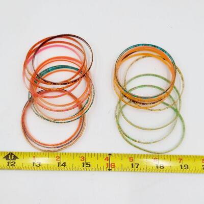 VINTAGE PLASTIC BANGLE BRACELETS 