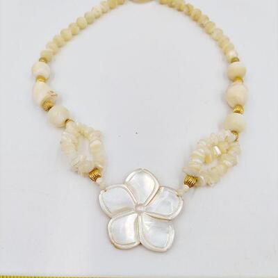 BEAUTIFUL MOTHER OF PEARL DECORATIVE NECKLACE 