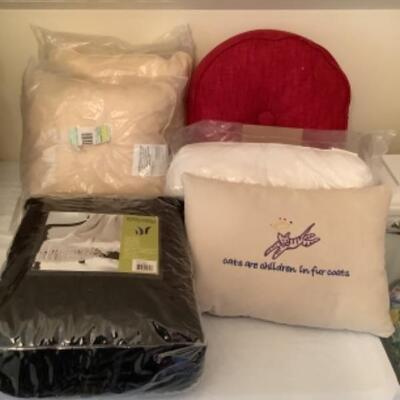 U/B - 1239. NEW IN Package -Throw & Throw Pillows  ( 2 pillows not new ) 