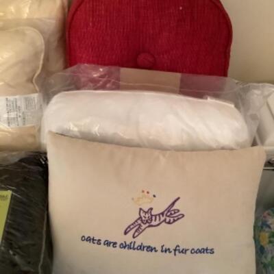 U/B - 1239. NEW IN Package -Throw & Throw Pillows  ( 2 pillows not new ) 