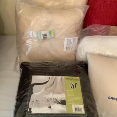 U/B - 1239. NEW IN Package -Throw & Throw Pillows  ( 2 pillows not new ) 
