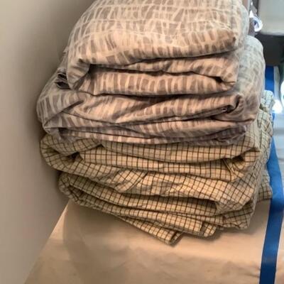 U/B - 1242. King Size Sheet Set ( Eddie Bauer & Scott Living ) 