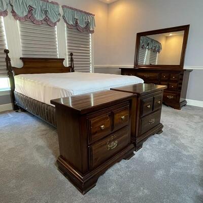 Vintage Commemorative BROYHILL 5 Piece Queen Bedroom Suite