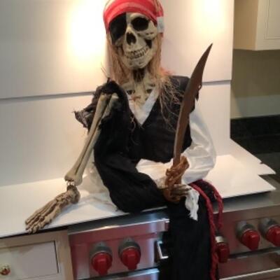 G - 1252. Halloween Pirate Skeleton 