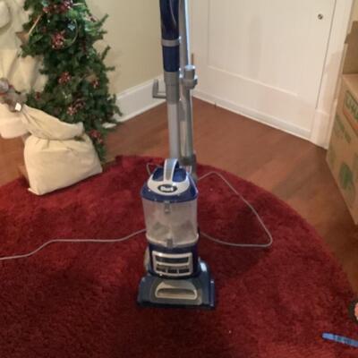 G - 1274. Shark Lift Away Deluxe Vacuum Cleaner 