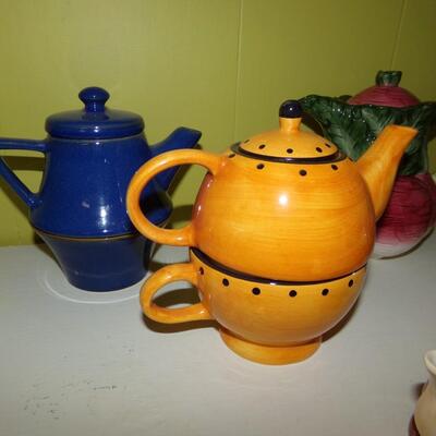 LOT 96  COLLECTIBLE TEAPOTS. 