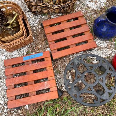Lot 202 - Gardening and Decor
