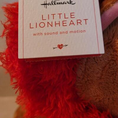 Lot 113: New RETIRED Little Lionheart HALLMARK Plush - Needs Batteries 