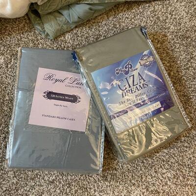 Lot 221 - Bedding