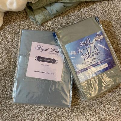 Lot 221 - Bedding