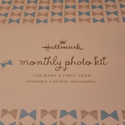 Lot 122: New HALLMARK Monthly Photo Kit 