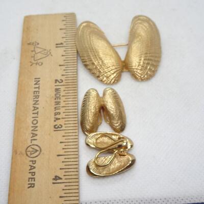 Scallop Shell Brooch & Matching Gold Tone Clip Earrings NAPIER 